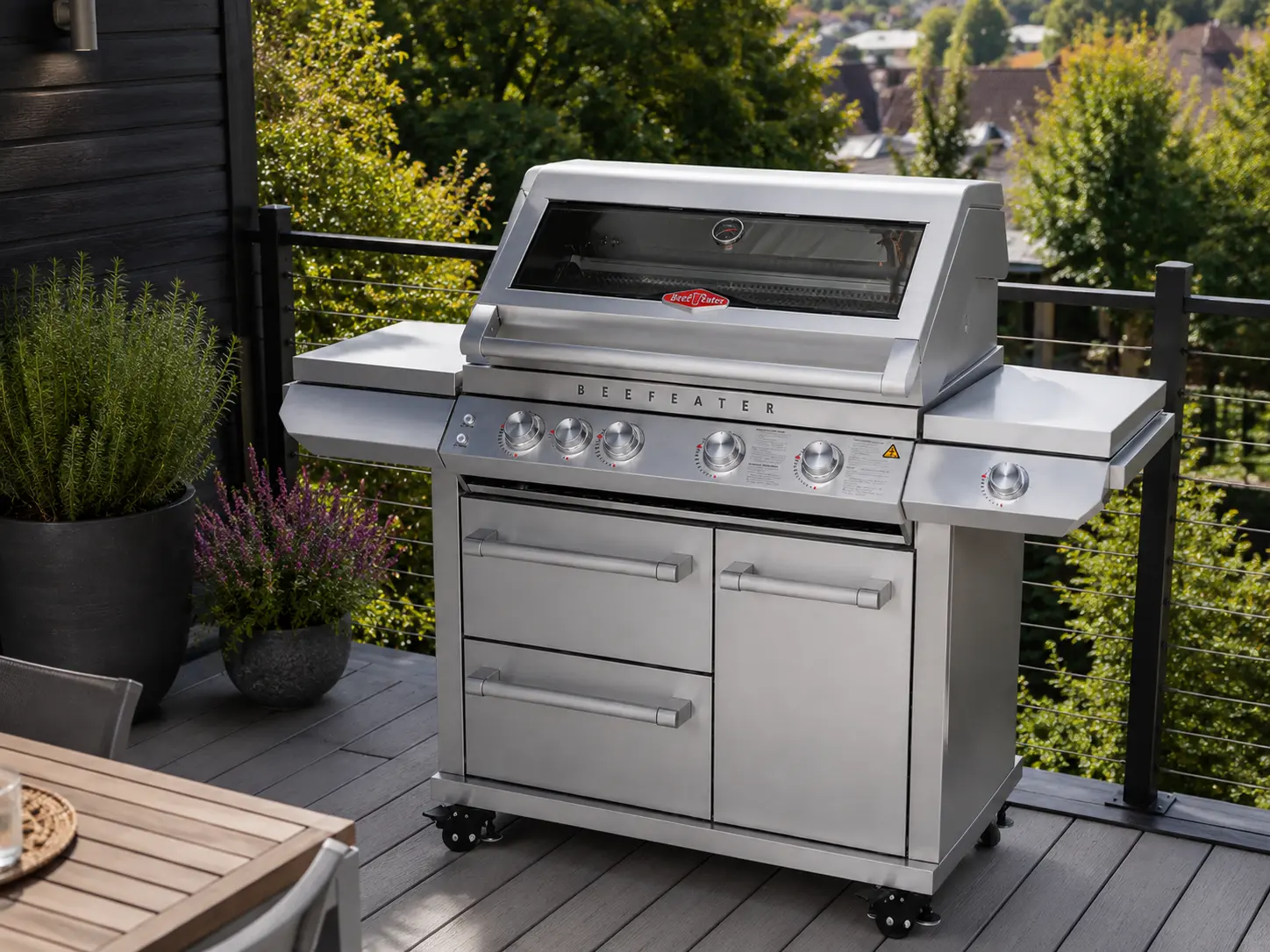 Plancha und Grillzubehör in anthrazitfarbener Outdoor-Küche