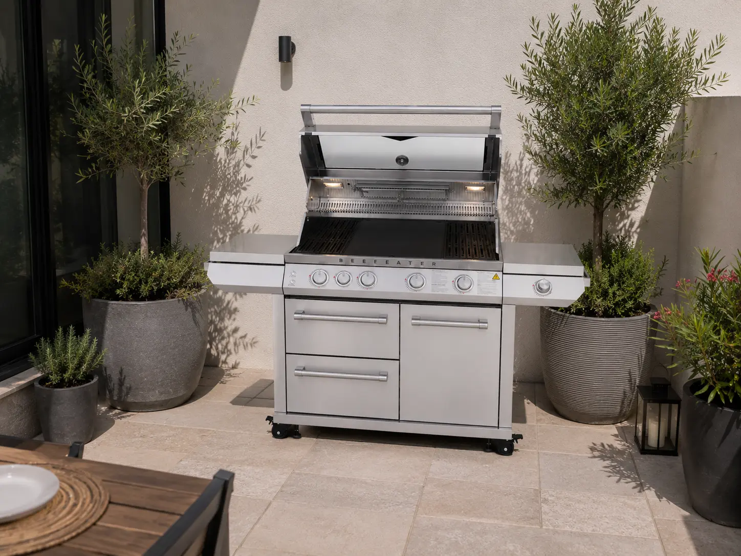 Premium-Grill und Kamado in der Outdoor-Küche