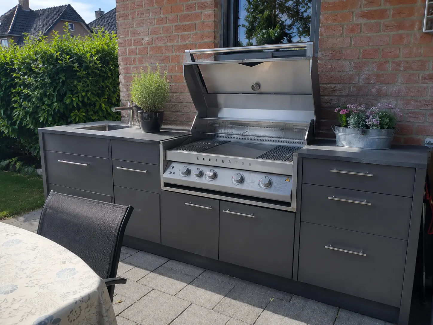 BeefEater Einbaugrill in einer grauen Outdoor-Küche, Kundenfoto nach der Montage