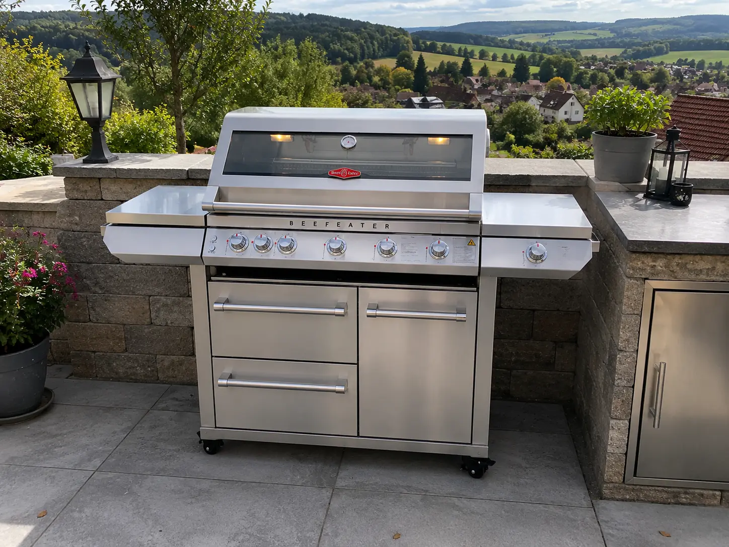 Outdoor Grill auf der Terrasse, Einbaugrill in Walnuss-Küche