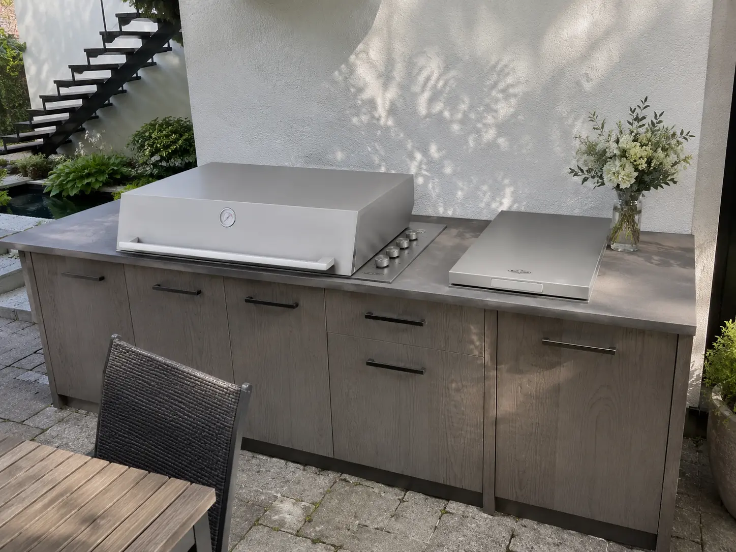 BeefEater Proline Einbaugrill in einer Outdoor-Küche mit Holzfront