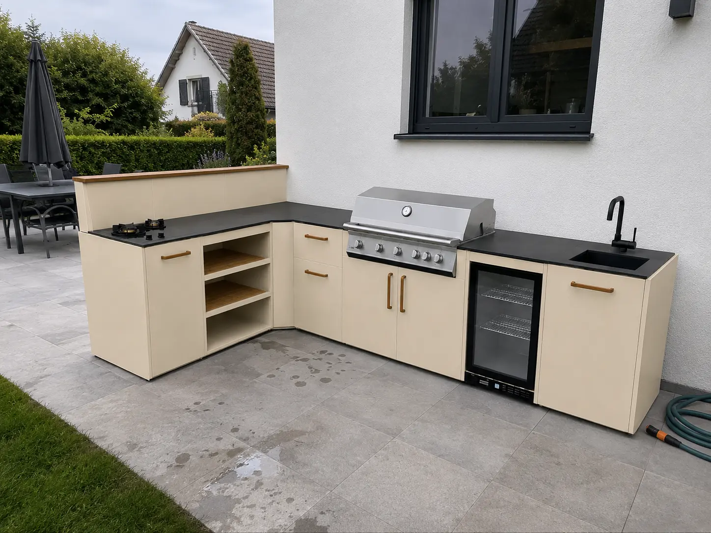 Modulare Outdoor-Küche am Pool mit Kamado und Pizzaofen bei Sonnenuntergang