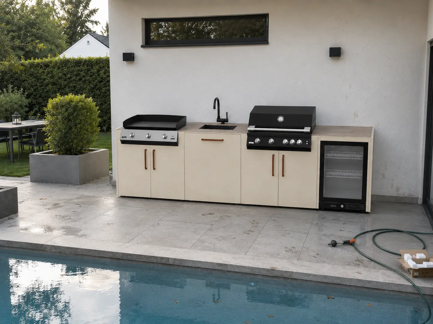 Detailaufnahme Outdoor-Küche Anthrazit mit geöffneten Auszügen in der Manufaktur