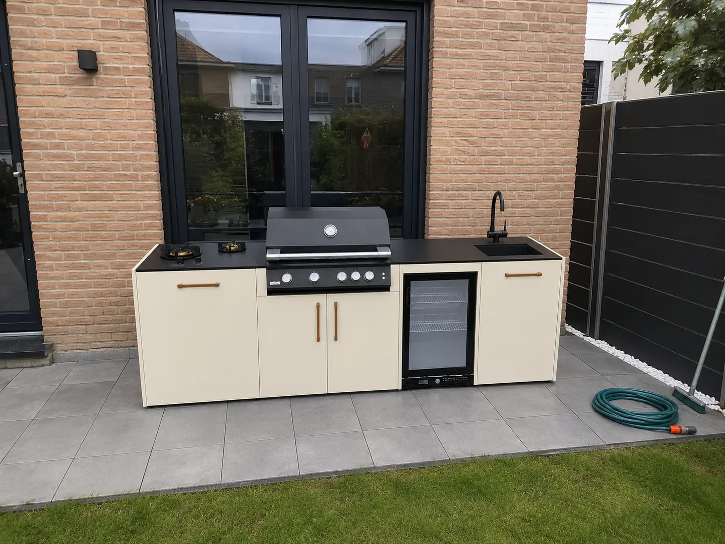 Outdoor-Küche aus der Manufaktur, Walnuss mit Einbaugrill und Spüle