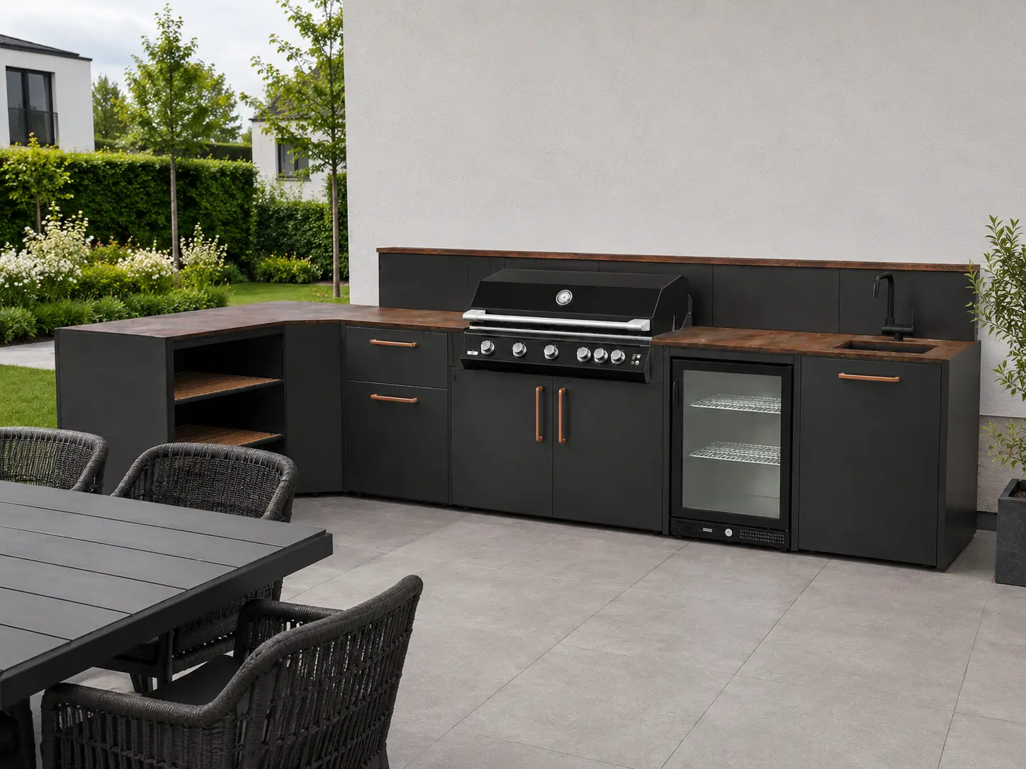 Übergang von Walnuss zu Einbaugrill, Nahaufnahme einer Outdoor-Küche