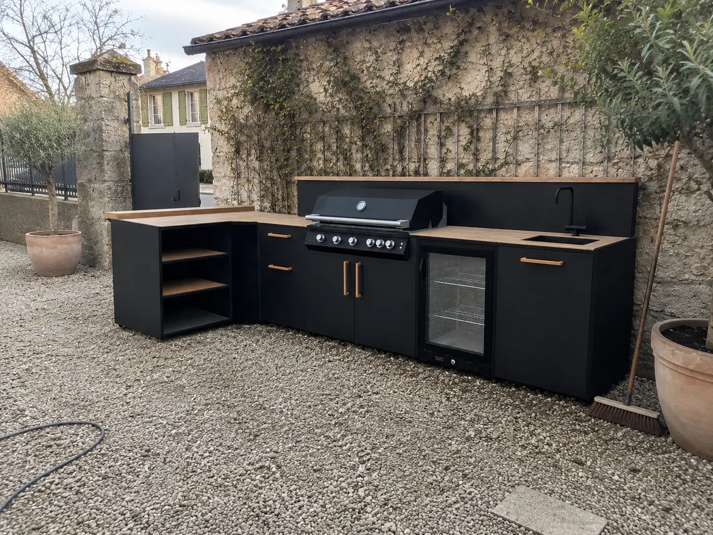 Zubehör und Details an einer Brabura Outdoorküche, Anthrazit mit Grill und Kühlschrank