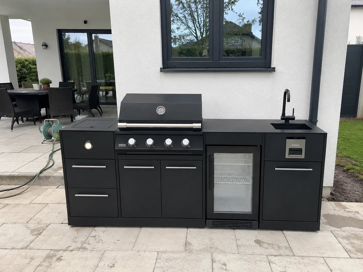 Detail einer Manufaktur-Küche, Granitarbeitsplatte mit Spüle