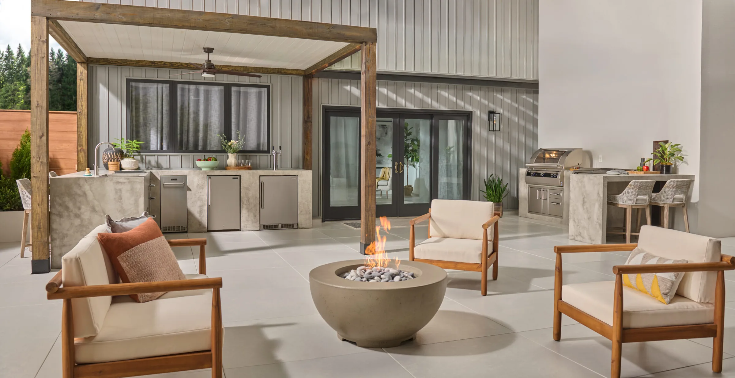 Fire Magic Outdoor-Küche neben einer Lounge mit Feuerstelle