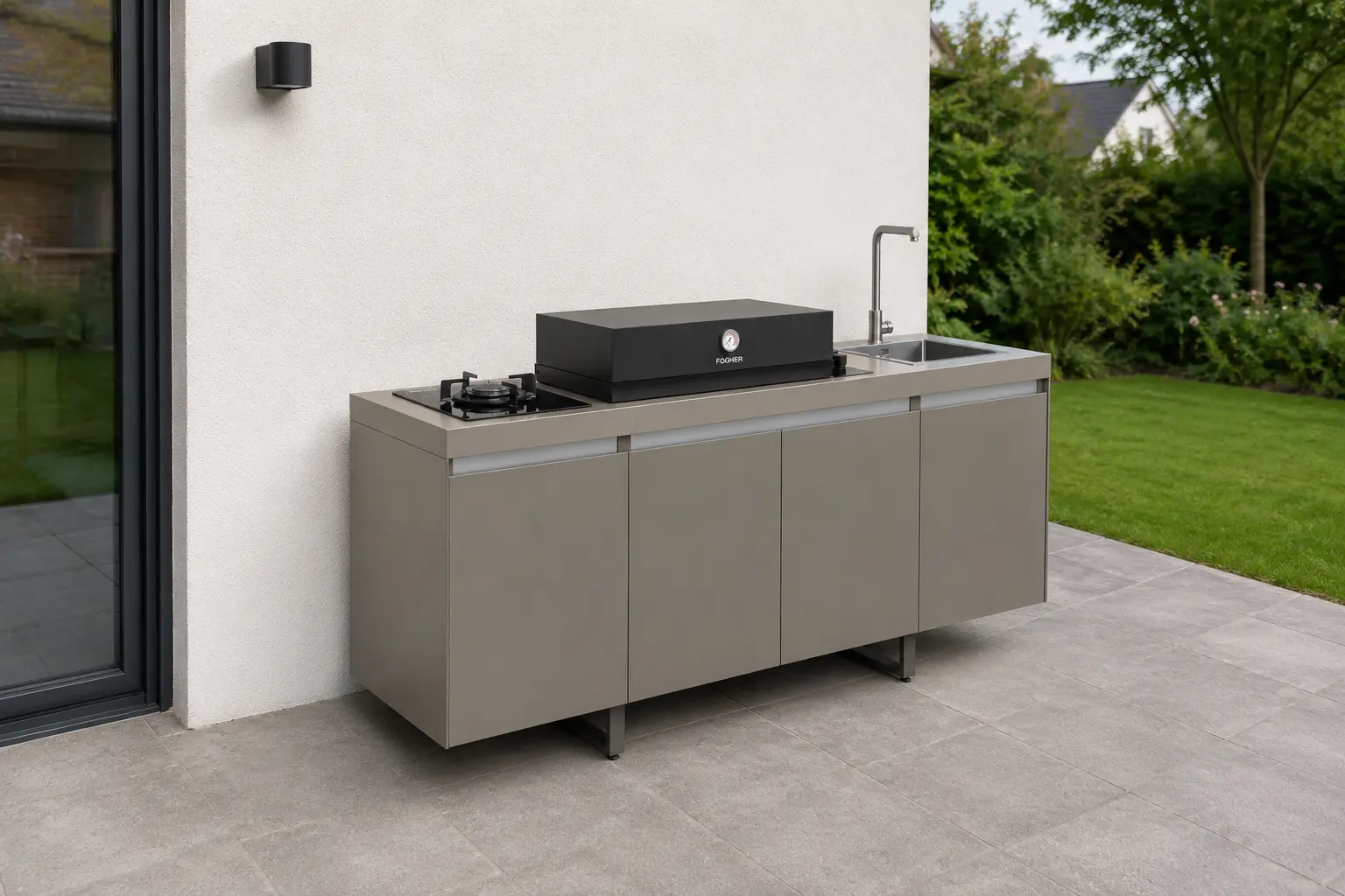 Detail einer Outdoor-Küche, Walnuss-Arbeitsplatte mit Naturstein und Spüle