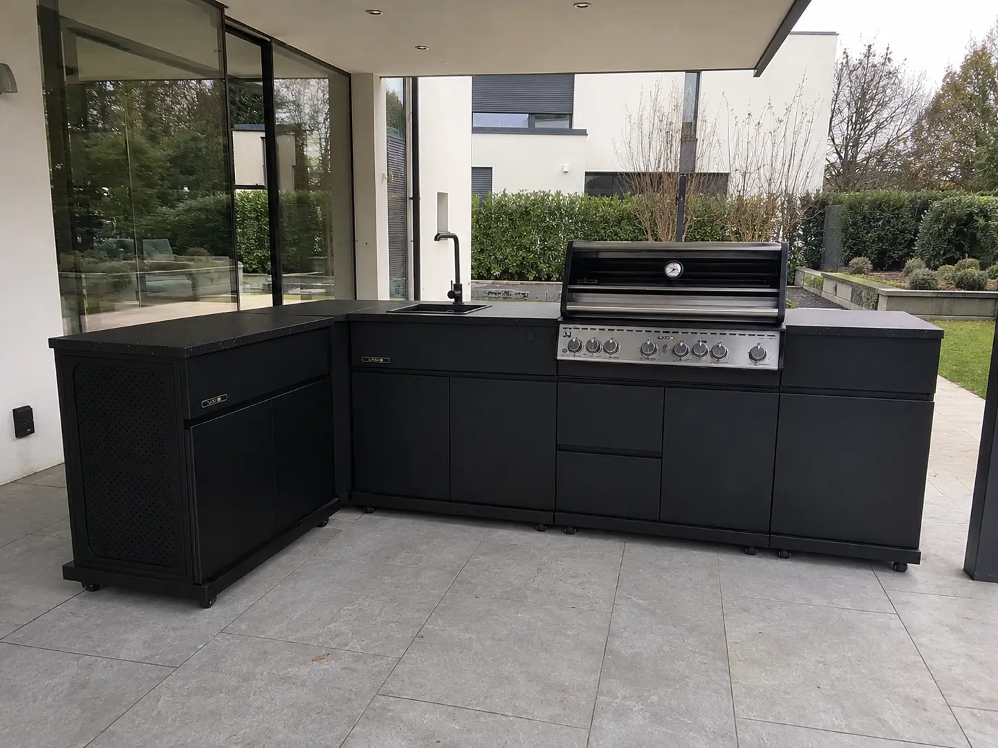 Modulares Outdoor-Küchen-System mit Schubladen und Einbaugrill