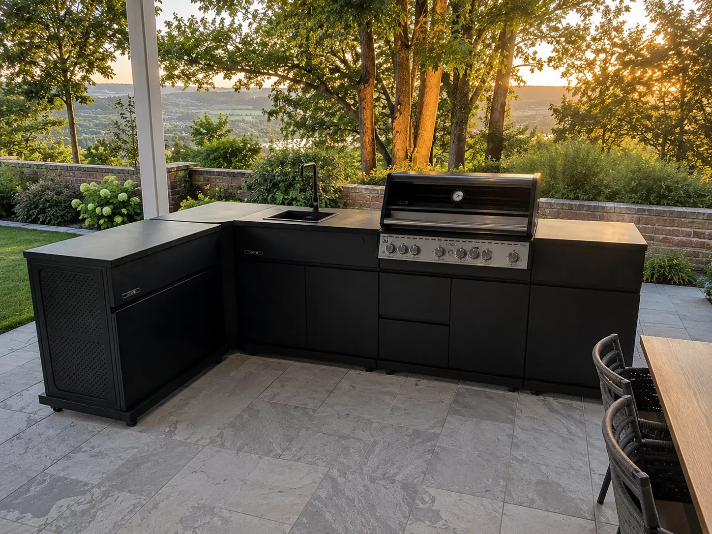Outdoor-Küche mit Edelstahl-Schubladen, Einbaugrill und Kühlschrank, robust und modular