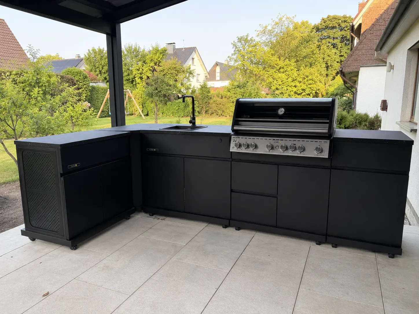 Modulare Outdoor-Küche, fertig konfiguriert im Familiengarten, Salbeigrün mit Kalkstein