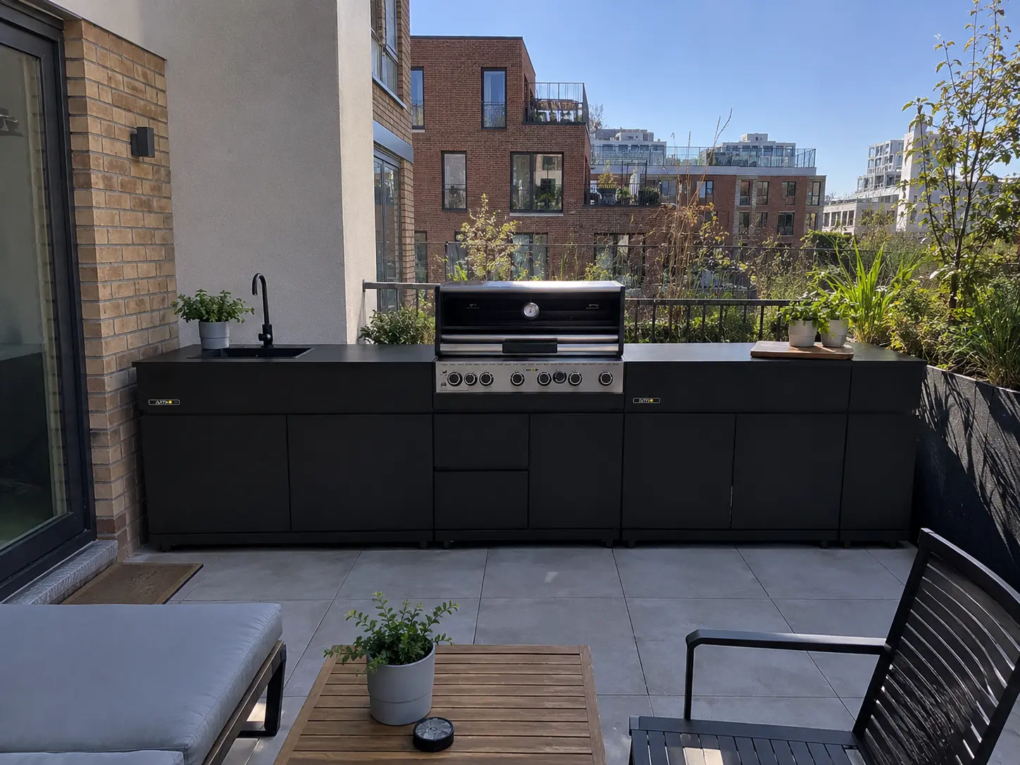 Outdoor-Küche auf der Dachterrasse, durchdacht platziert mit Stadtpanorama