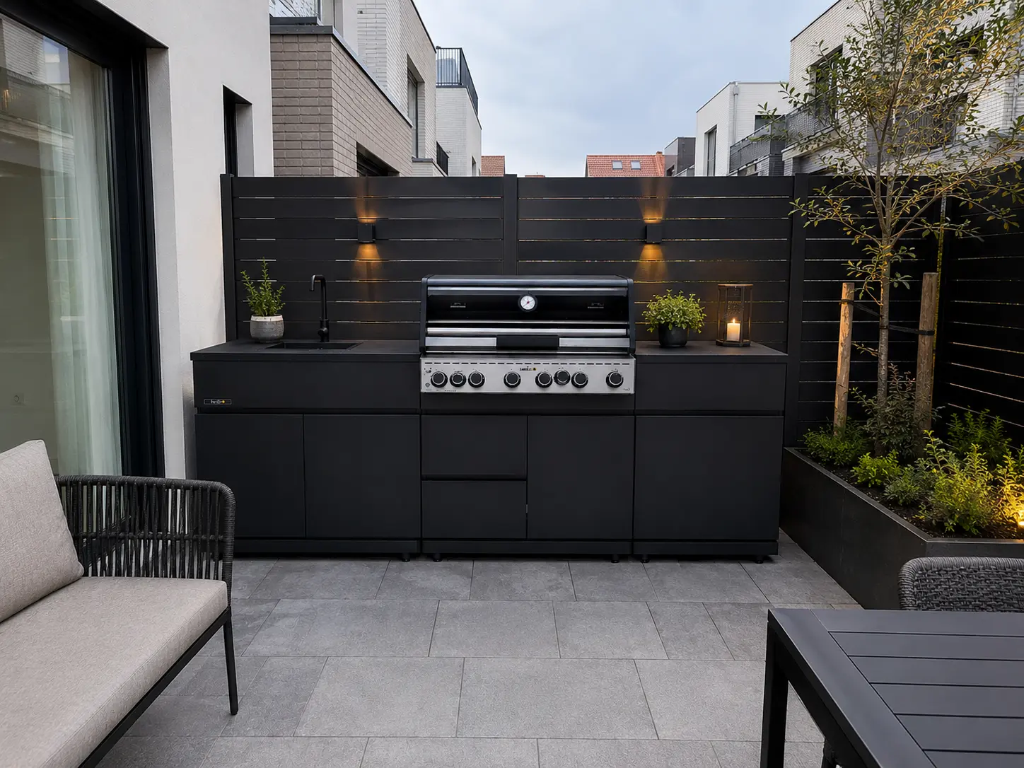 Outta Outdoor-Küche mit Edelstahl-Korpus und Granit-Arbeitsfläche im Garten